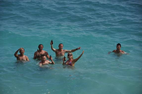 Confraternização com militares brasileiros da força de paz da ONU, na praia Obama, perto de Cabaret, antiga Duvalierville, no litoral central do Haiti